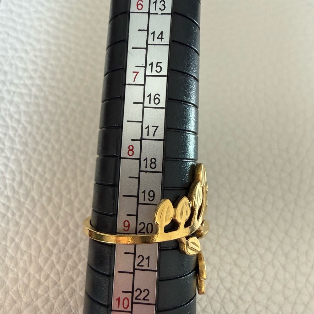 Gold tone Leaf Design Ring -size 9 - Picture 4 of 5